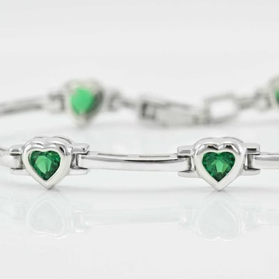 Srdiečkové smaragdy v striebornom náramku 