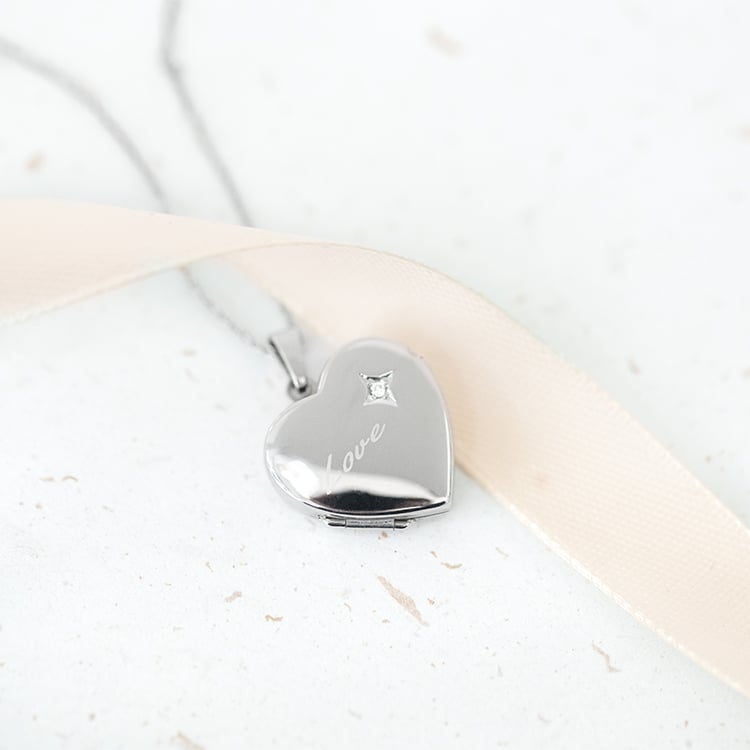 Srdiečkový medailón zo striebra s diamantom 130430