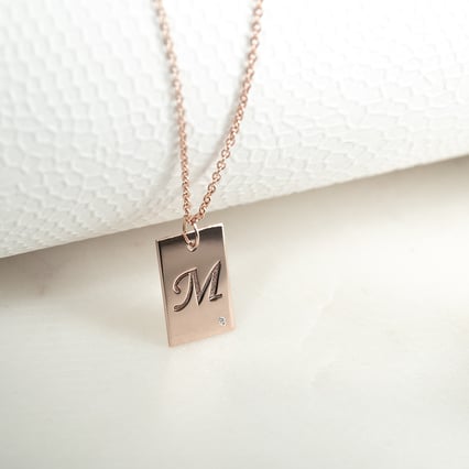 Strieborný obdĺžnikový prívesok s diamantom a s gravírom písmena Jolyon