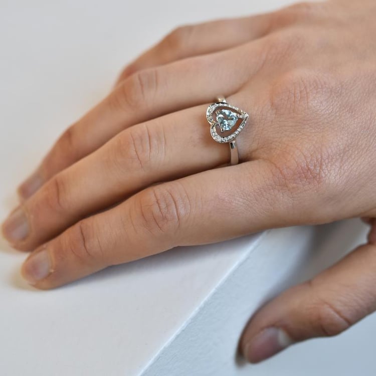 Zlatý prsteň s akvamarínovým srdcom 27511