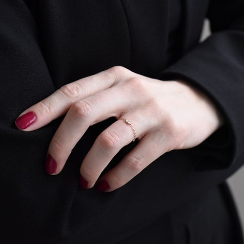 Netradičný minimalistický prsteň s diamantmi Darcey