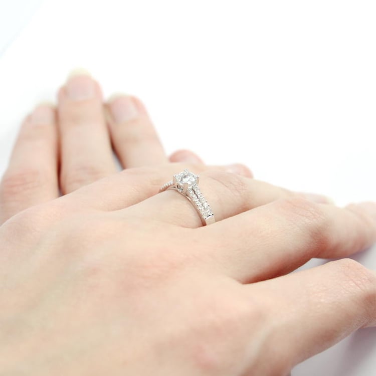 Zlatý diamantový prsteň na ruke Billie 5218