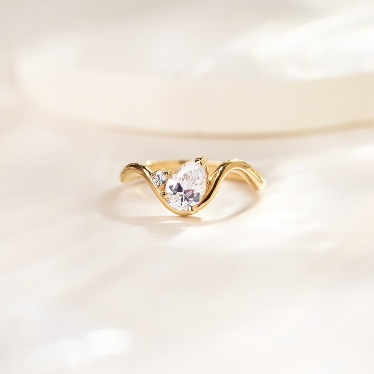 Zásnubný prsteň s pear diamantom 154920