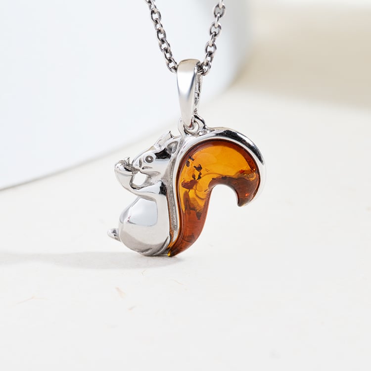 Veverička v striebornom prívesku s jantárom Sciurus 146780