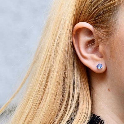 Zlaté náušnice s okrúhlymi tanzanitmi