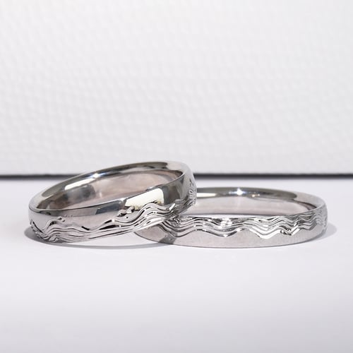 Svadobné obrúčky s ručnou rytinou vĺn a diamantmi Eloise