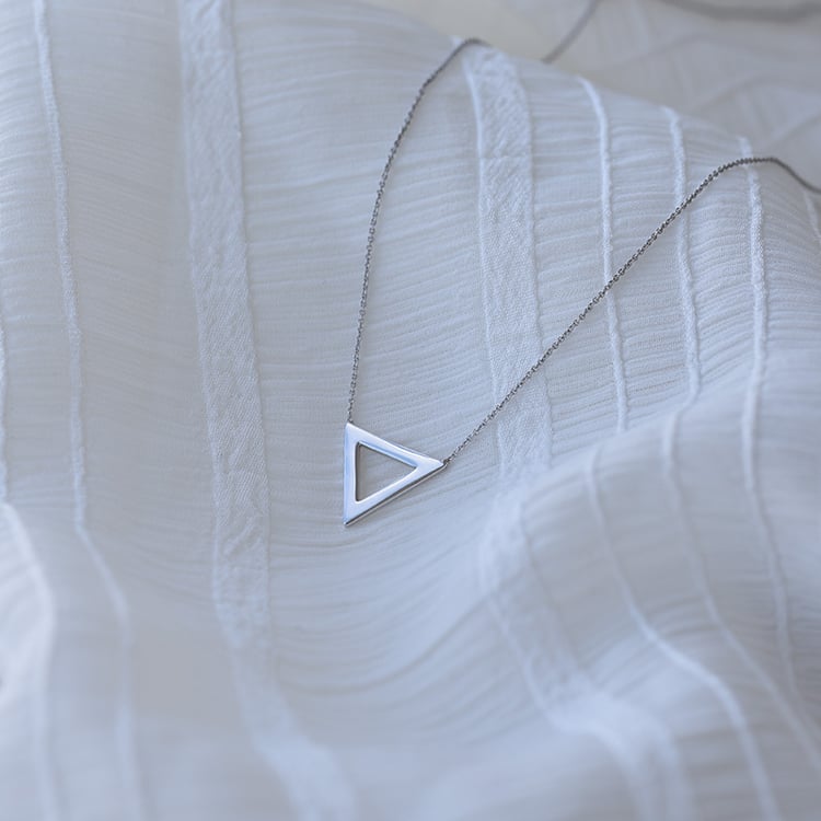 Strieborný náhrdelník v tvare trojuholníka AirTriangle 103957