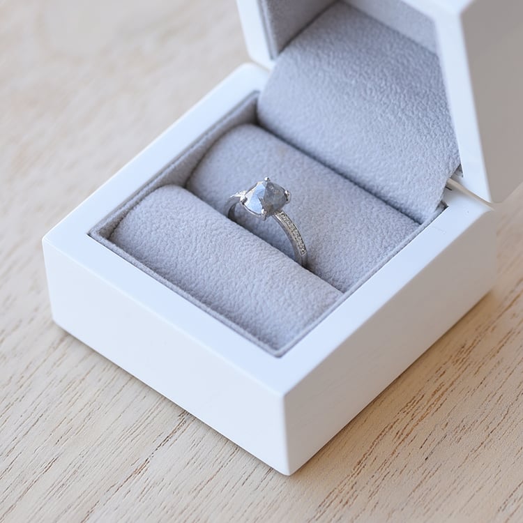 Prsteň s oválnym salt'n'pepper diamantom 62375