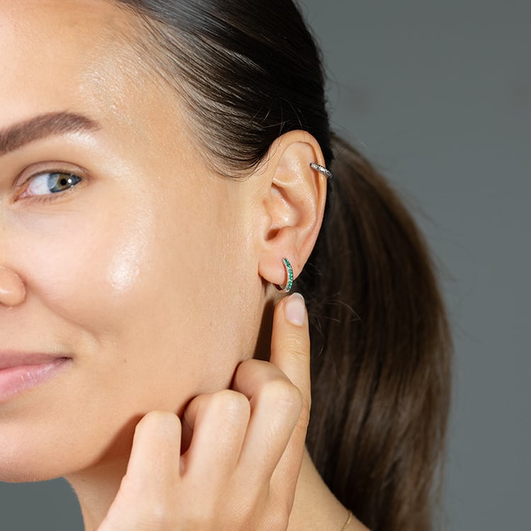Kruhové náušnice so smaragdmi Carolin 146167