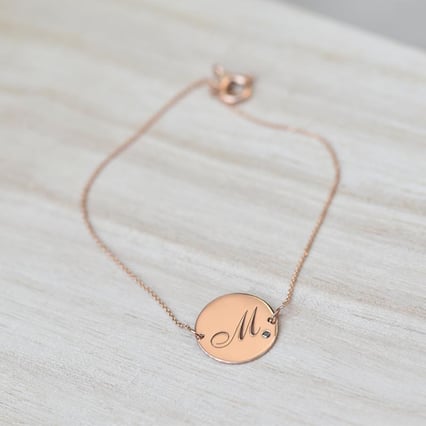 Zlatý náramok s čiernym diamantom a gravírom písmena Berul