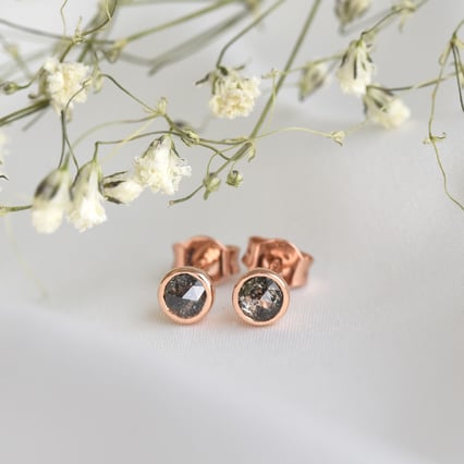 Zlaté bezel náušnice s 0.52ct salt and pepper diamantmi Aiman