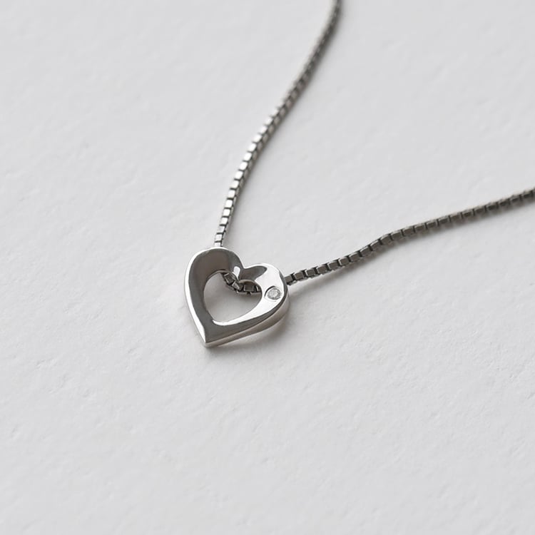 Prívesok v tvare srdce s diamantom 72994