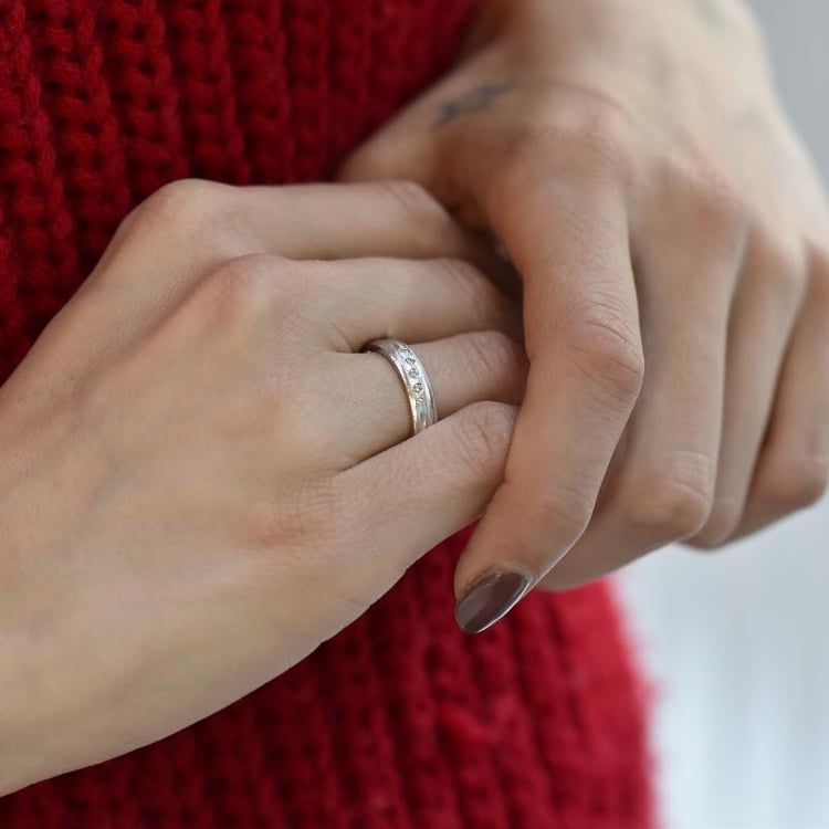 Zlaté tvarované obrúčky s matným povrchom a diamantmi Witta 29349