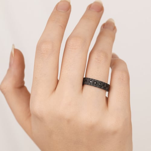 Plochý prsten z karbónu a zlata s čiernymi diamantmi Conner