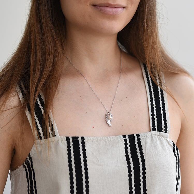 Strieborný anjel s perlou a lab-grown diamantmi Angelo 104258