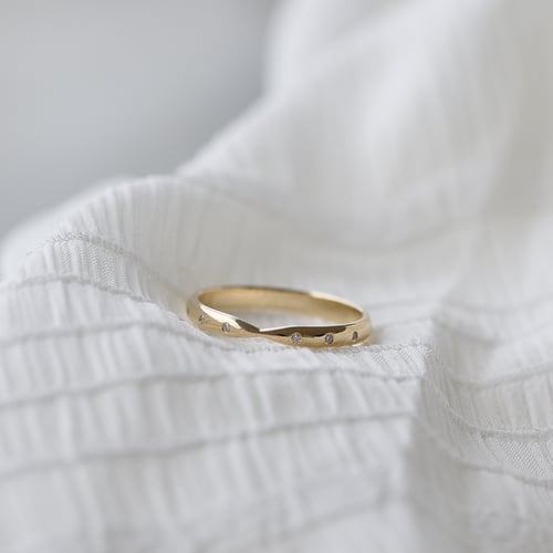 Zlatý minimalistický eternity prsteň s diamantmi Ovone