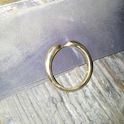 Vytvarovaný zlatý krúžok