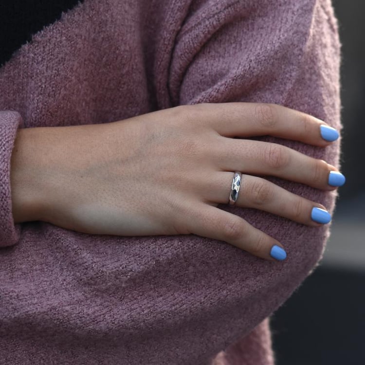 Prsteň s lesklým tepaným povrchom 49823