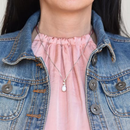 Strieborný prívesok s bielym opálom Felicy