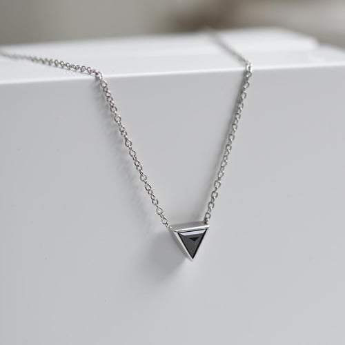 Zlatý náhrdelník s čiernym triangle diamantom Agila