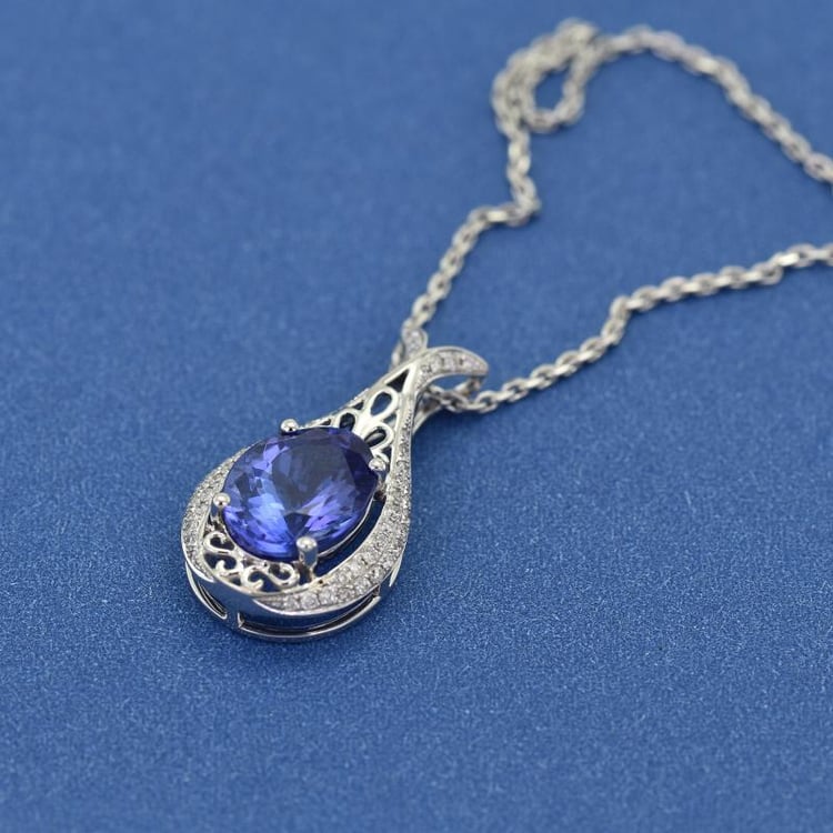 Modrý tanzanit v zlatom náhrdelníku 9881