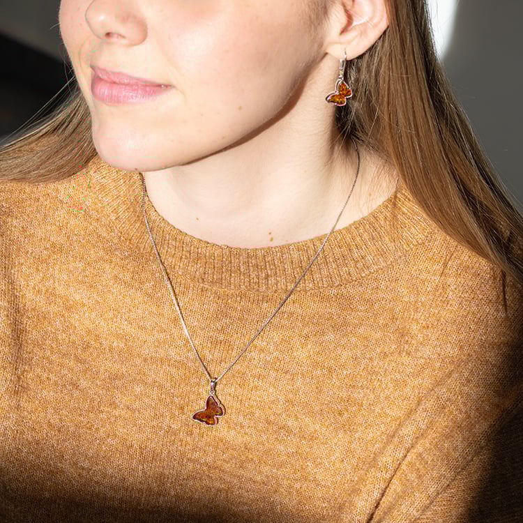 Strieborný jantárový prívesok v tvare motýlika Lepti 150920