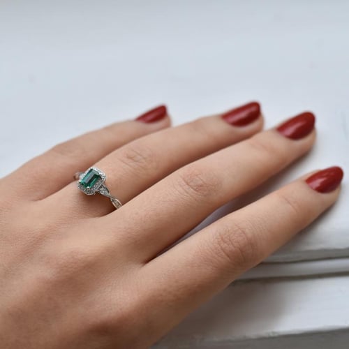 Elegantný smaragdový zlatý prsteň s diamantmi James