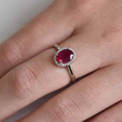 Zlatý prsteň s rubínom a diamantmi Pitya