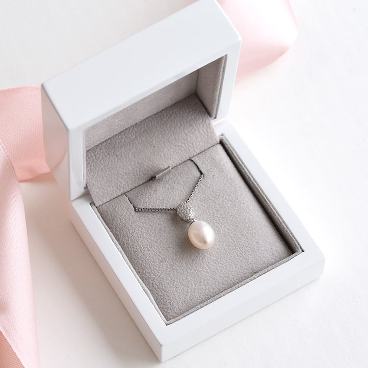 Prívesok s perlou a zirkónmi 78130