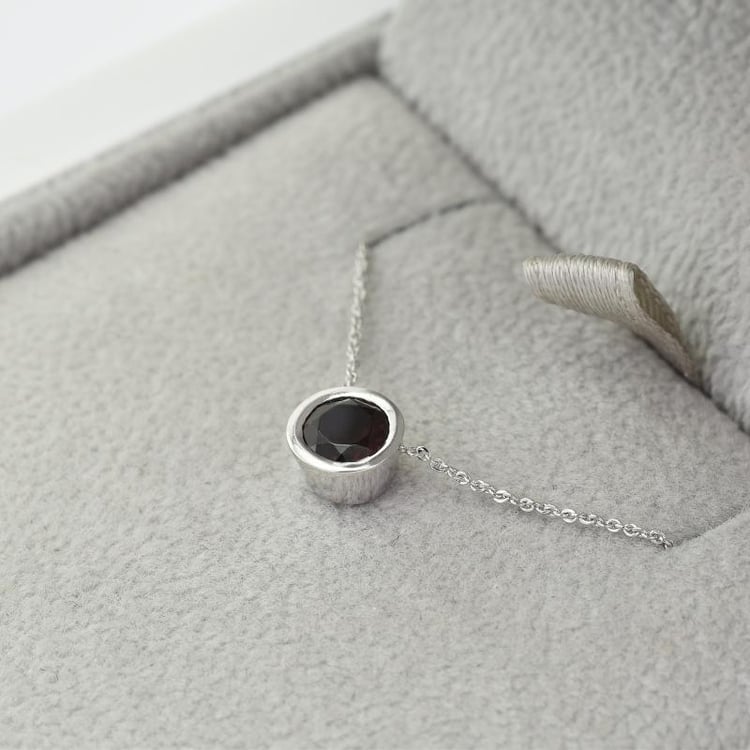 Strieborný náhrdelník s granátom Hadley 103906