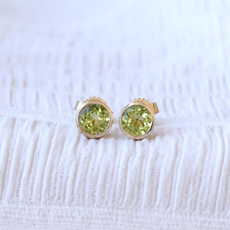 Strieborné bezel náušnice s olivínmi Sontre 102725