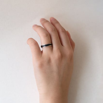 Plochý snubný prsteň z karbónu a striebra Robin