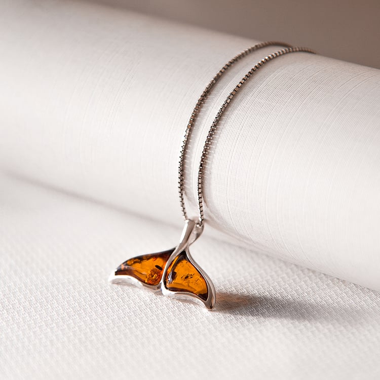 Jantárový veľrybí chvost v striebornom prívesku Finn 107785