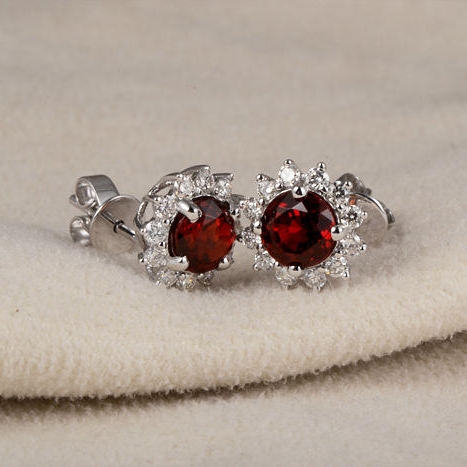 Granátové náušnice s diamantmi 2103