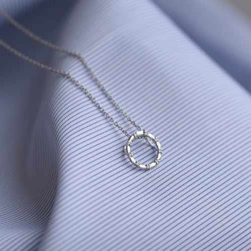Strieborný karma prívesok s diamantmi Amity