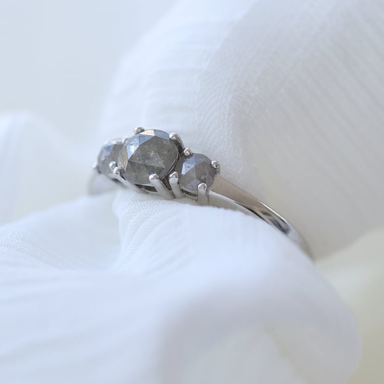 Zlatý zásnubný prsteň so salt and pepper diamantmi 61262