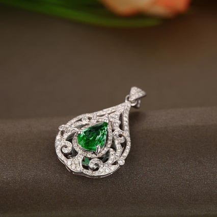 Smaragdový prívesok vykladaný diamantmi Jelynn