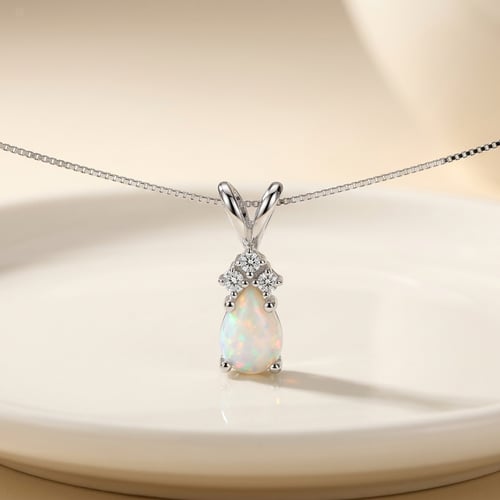 Zlatý prívesok s bielym pear opálom a lab-grown diamantmi Erikka