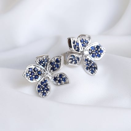 Kvetinové náušnice so zafírmi a diamantmi Metis