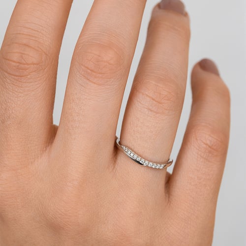 Atypicky zvlnený strieborný prsteň s lab-grown diamantmi Vide