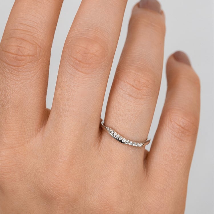 Atypicky zvlnený strieborný prsteň s lab-grown diamantmi Vide 160699