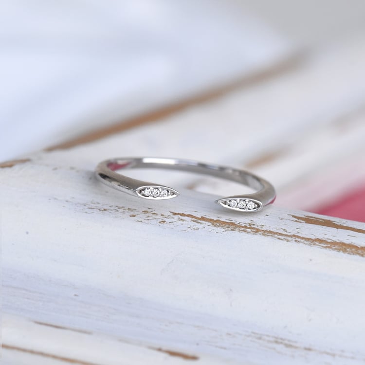 Netradičný diamantový prsteň z bieleho zlata 84781