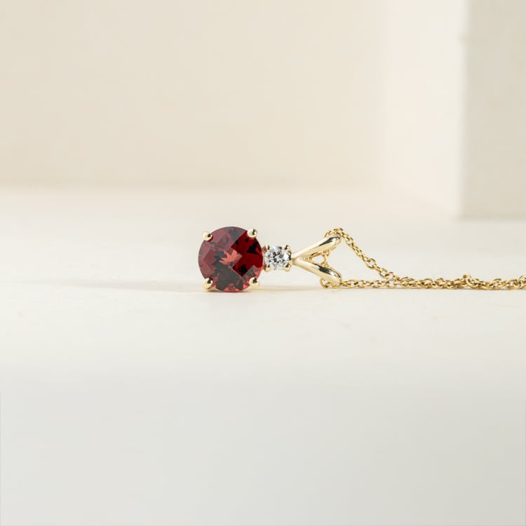 Okrúhly granát v zlatom prívesku s diamantom Endora 147325
