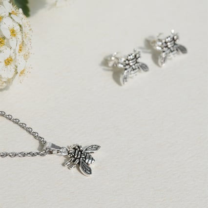 Jemný strieborný prívesok so včelou Sting