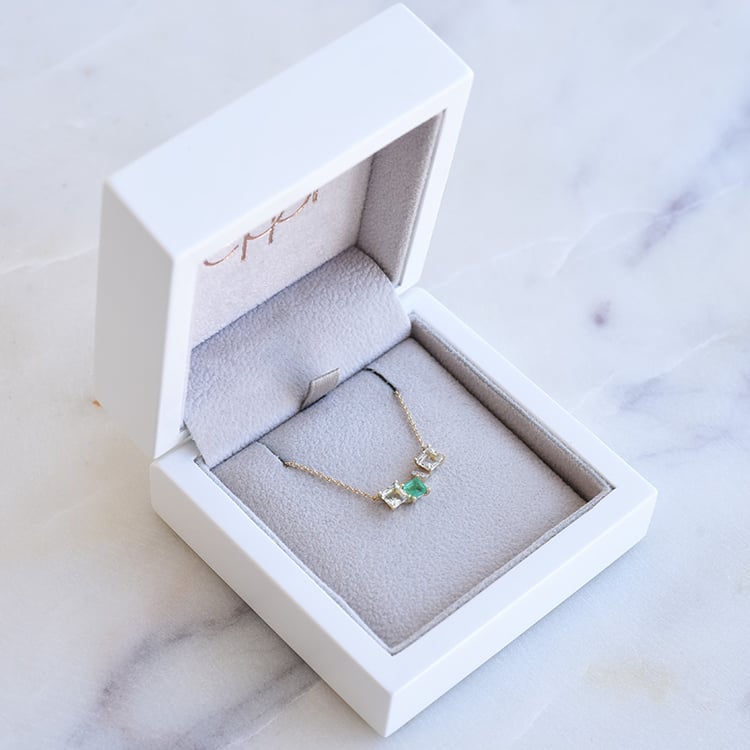 Náhrdelník so smaragdom a diamantmi 87044