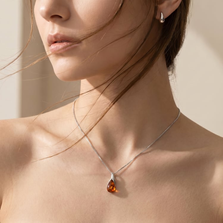 Strieborný prívesok s jantarom Mara 166821