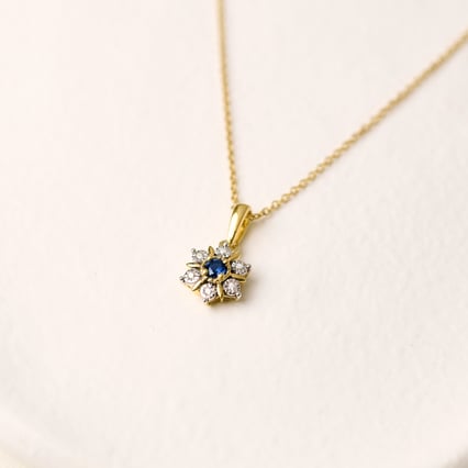 Elegantný prívesok v tvare kvetu so zafírom a prírodnými diamantmi Aarav