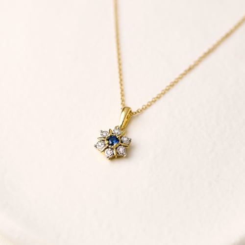 Elegantný prívesok v tvare kvetu so zafírom a prírodnými diamantmi Aarav