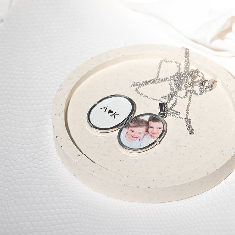 Oválny otvárací medailón zo striebra 131721