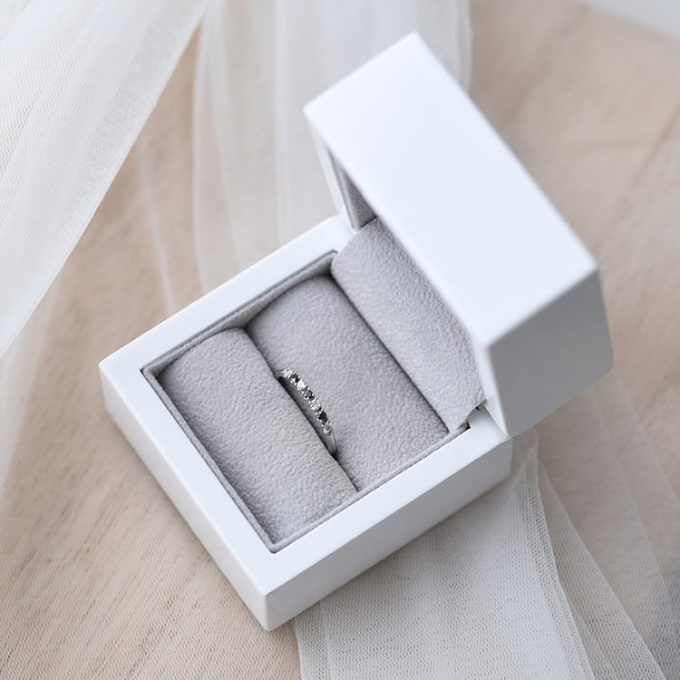 Eternity prsteň s čiernymi a bielymi diamantmi 62021